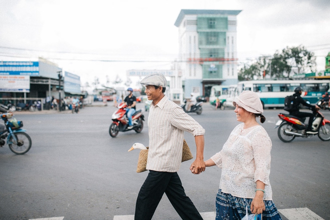 Bố mẹ trong bộ ảnh 25 năm gắn bó cánh đồng đi thăm con, lại có thêm những khoảnh khắc yêu thương đến cay mũi! - Ảnh 8.