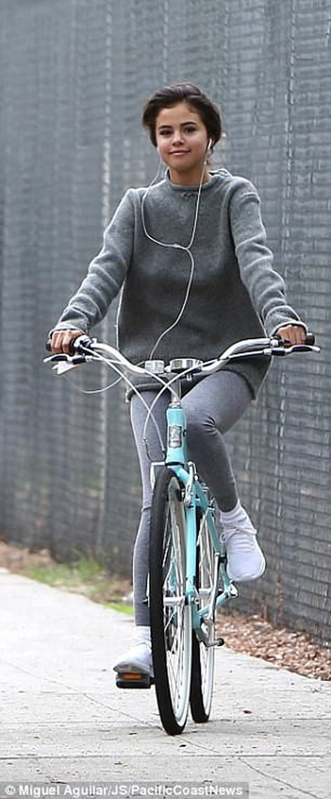 Hẹn hò đạp xe cùng nhau, Justin - Selena đẹp đôi và dễ thương như đang quay một bộ phim tình cảm - Ảnh 8.