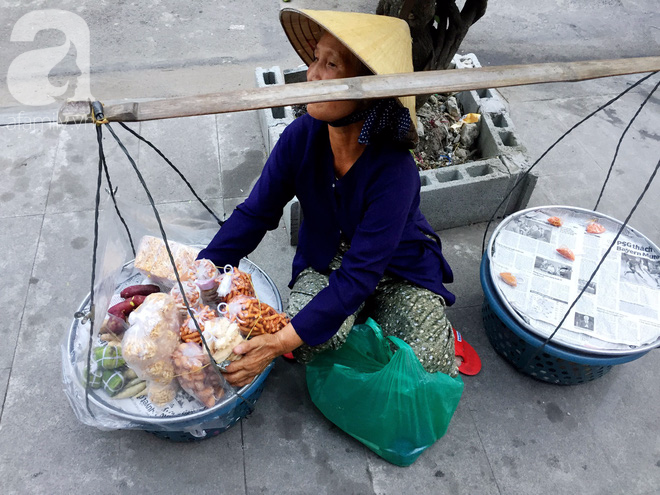 Mẹ già có 7 con vẫn bám vỉa hè Sài Gòn nuôi chồng, nuôi thân, sáng ăn khoai ế, tối ngủ tập thể 22 nghìn/đêm - Ảnh 8.