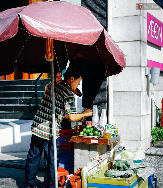 Chùm ảnh: Người Sài Gòn và thói quen uống cafe cóc từ lúc mặt trời chưa ló dạng cho đến chiều tà - Ảnh 8.