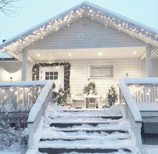 Những ngôi nhà trang hoàng lộng lẫy đón Noel đẹp đến mê mẩn giữa tuyết trắng - Ảnh 8.