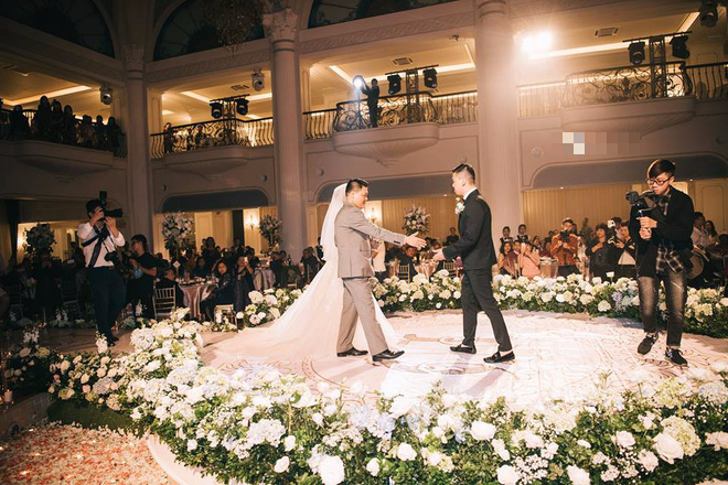 Đám cưới sang chảnh với 10.000 bông hoa tươi và váy đính 5.000 kim sa của cô dâu xinh đẹp - Ảnh 8.