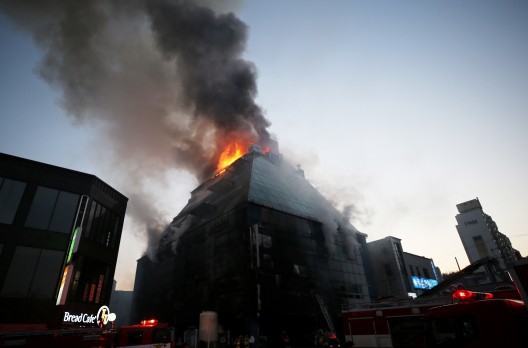 Vụ cháy ở Hàn Quốc: Ngọn lửa đã bao trùm tầng cao nhất của tòa nhà.