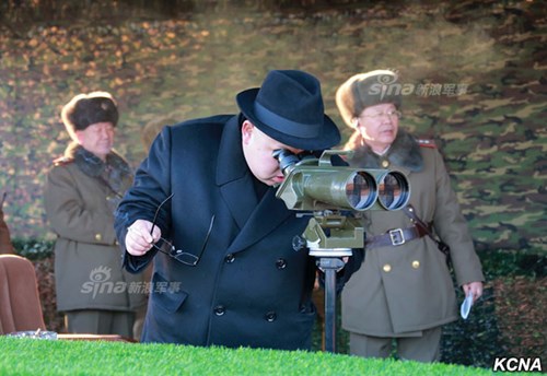 Ông Kim Jong-un trực tiếp chỉ đạo xe tăng vượt sông tập trận - Ảnh 8.