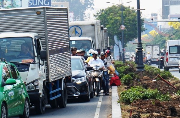 Giao thông cửa ngõ Tân Sơn Nhất hỗn loạn trong ngày đầu phân luồng - Ảnh 8.