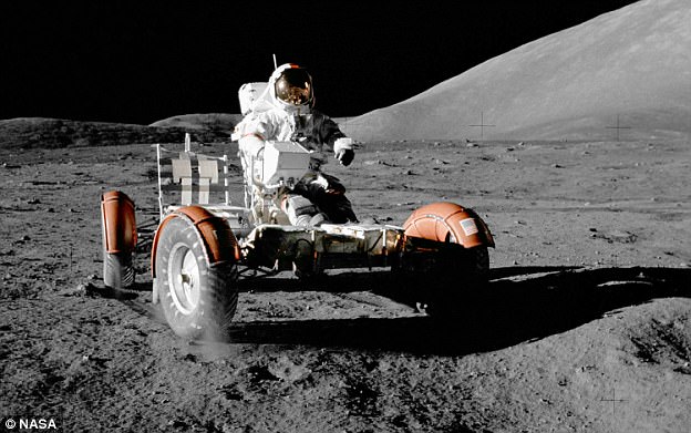 NASA công bố những bức ảnh hiếm khi vẫn còn thám hiểm Mặt Trăng - Ảnh 4.