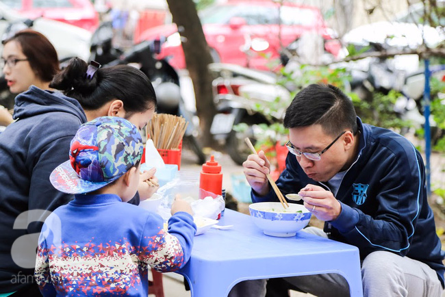  Nghỉ lễ ở Hà Nội, đến quán phở thất truyền nghe kể chuyện tầm sư học đạo bí quyết trăm năm - Ảnh 9.