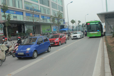 Ưu tiên vượt bậc, buýt nhanh BRT vẫn rất thưa thớt khách - Ảnh 9.