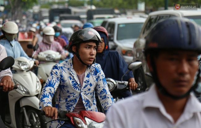 Kẹt xe kéo dài hơn 2km trên đại lộ Phạm Văn Đồng sau cơn mưa lớn ở Sài Gòn - Ảnh 10.