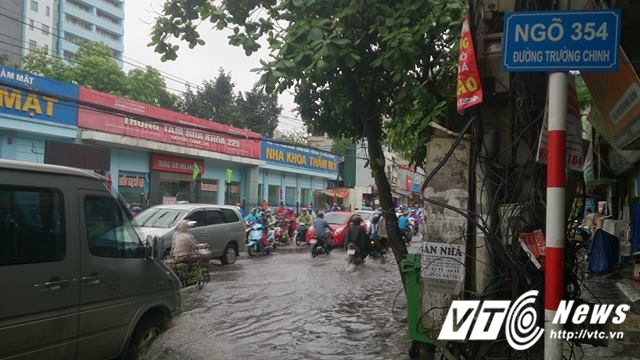 Mưa lớn đầu mùa, phố Hà Nội ngập sâu, giao thông ùn tắc - Ảnh 9.