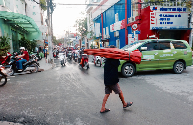 Chuyện của chú Ba Sài Gòn - Người đàn ông 40 năm đẩy xe bán chè vỉa hè chỉ bằng một tay - Ảnh 9.
