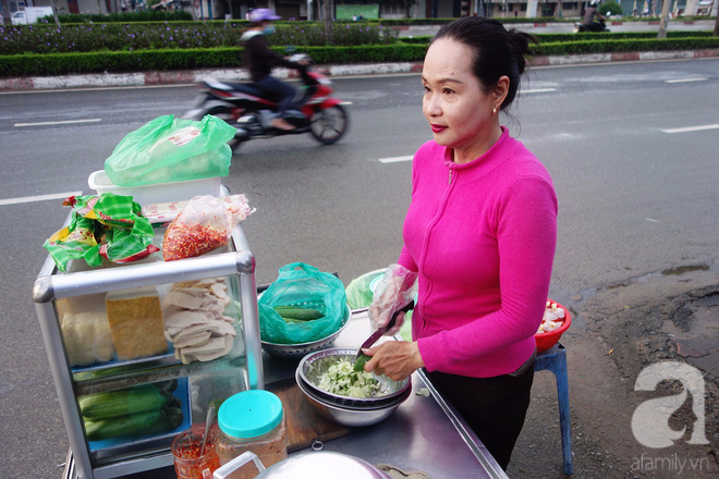 Chị bán bánh ướt lề đường dễ thương nhất Sài Gòn: Buồn hay vui cũng hết một ngày, thôi chọn vui cho sướng - Ảnh 8.