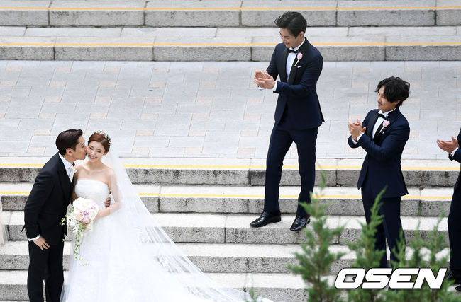 Đám cưới Eric Mun và Na Hye Mi trở thành tâm điểm vì đẹp như phim, hội tụ dàn phù rể khủng - Ảnh 9.