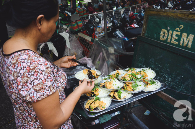  Xe gỏi khô bò đặc biệt nhất Sài Gòn: 50 năm không có quán hàng, khách ngồi la liệt dưới gốc cây - Ảnh 9.