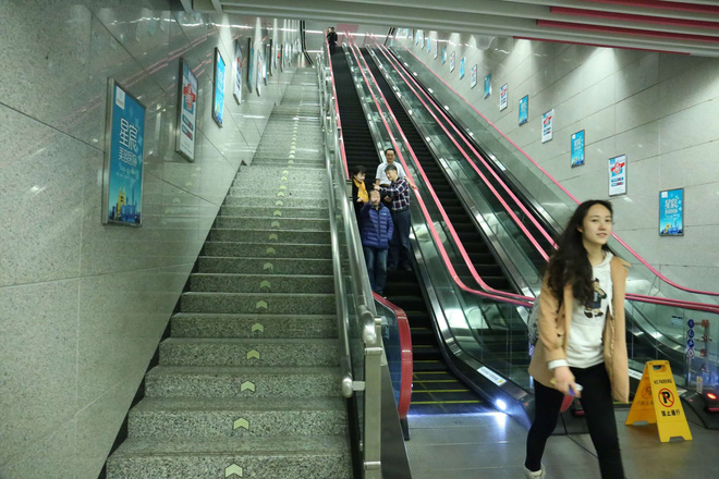 Mất tới 3 phút đi thang máy để ra khỏi tuyến tàu điện ngầm sâu nhất tại Trung Quốc - Ảnh 8.