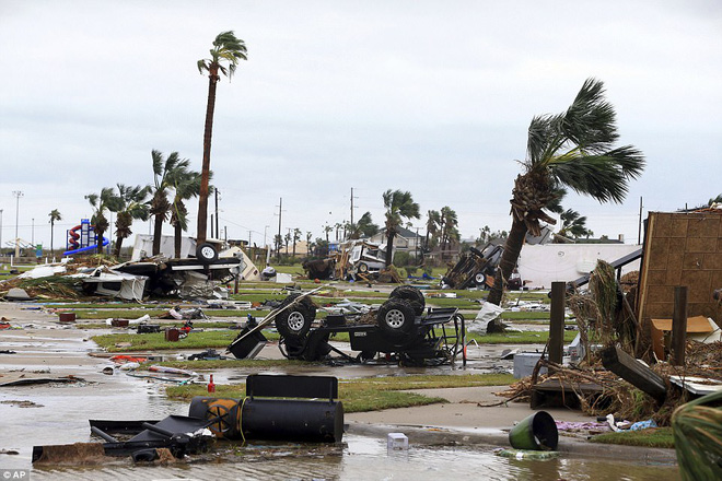 Những hình ảnh khủng khiếp khi siêu bão Harvey đổ bộ bang Texas, Mỹ: Nhà cửa tan hoang, đã có người chết - Ảnh 11.