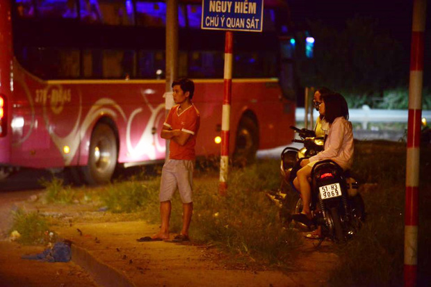 Hà Nội: Vành đai 3 ùn tắc nhiều tiếng đồng hồ, người dân vạ vật ngoài cao tốc bắt xe về quê trong đêm - Ảnh 9.