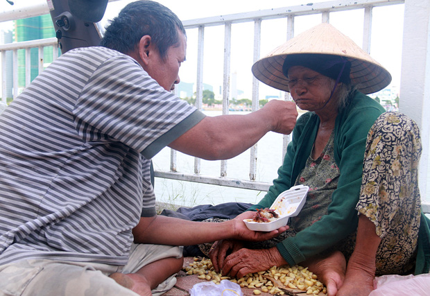 Con trai tật nguyền 30 năm chở mẹ rong ruổi mưu sinh khắp đường phố Đà Nẵng - Ảnh 9.