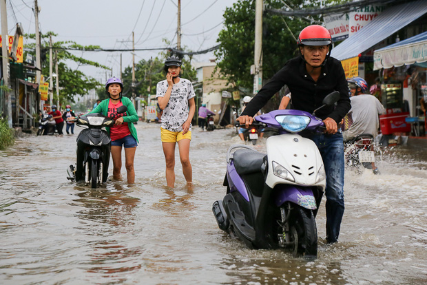 Gần 3km đường biến thành sông vì triều cường, ô tô “quật” trẻ em té ngã giữa dòng nước ở Sài Gòn - Ảnh 9.