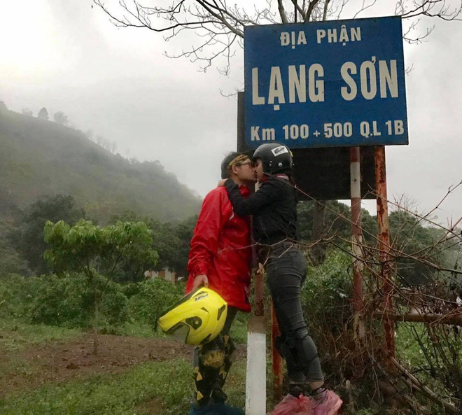 Cặp đôi hôn nhau trên từng cây số: Đi xuyên Việt, đến đâu cũng chỉ chụp đúng 1 kiểu ảnh - Ảnh 9.