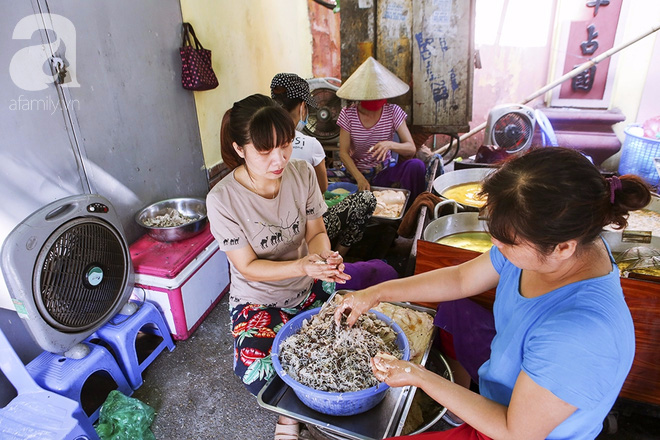  Ngày thu, ghé hàng bánh rán mặn vỉa hè 30 năm tuổi gần Hồ Tây, đông tới mức khách phải lấy số xếp hàng - Ảnh 9.