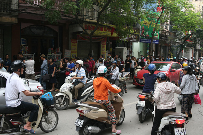 Hà Nội: Phố Thụy Khuê tắc nghẽn vì dòng người ùn ùn đổ về mua bánh Trung thu gia truyền - Ảnh 10.