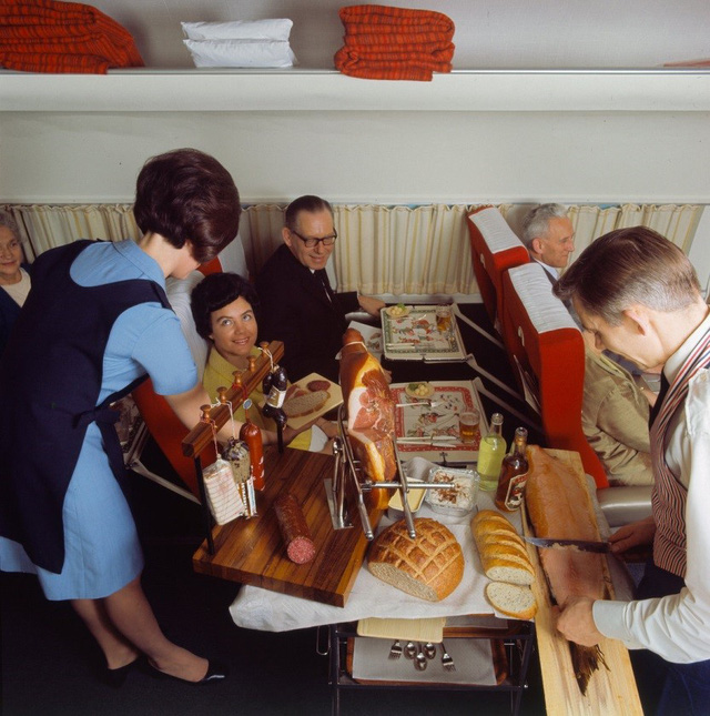 13 bức ảnh cho thấy bữa ăn trên máy bay cách đây 60 năm sang chảnh gấp chục lần ngày nay - Ảnh 9.