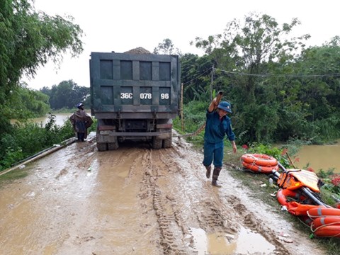 Thanh Hóa: Vỡ đê sông Cầu Chày, hàng trăm người đội mưa cứu đê - Ảnh 8.