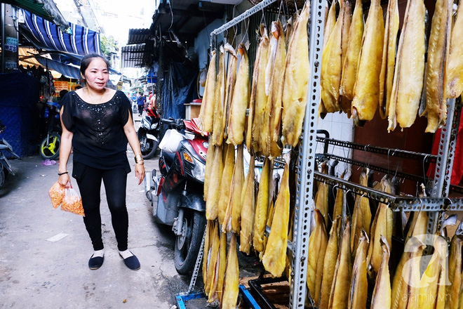  Chuyện cô Ick Bư và sạp hàng khô bé xíu xiu mà nổi danh nhất chợ Hồ Thị Kỷ Sài Gòn - Ảnh 9.