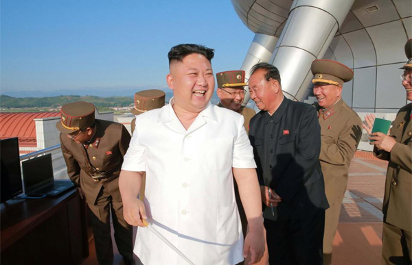 Hình ảnh ông Kim Jong Un sung sướng khi phóng tên lửa thành công - Ảnh 9.