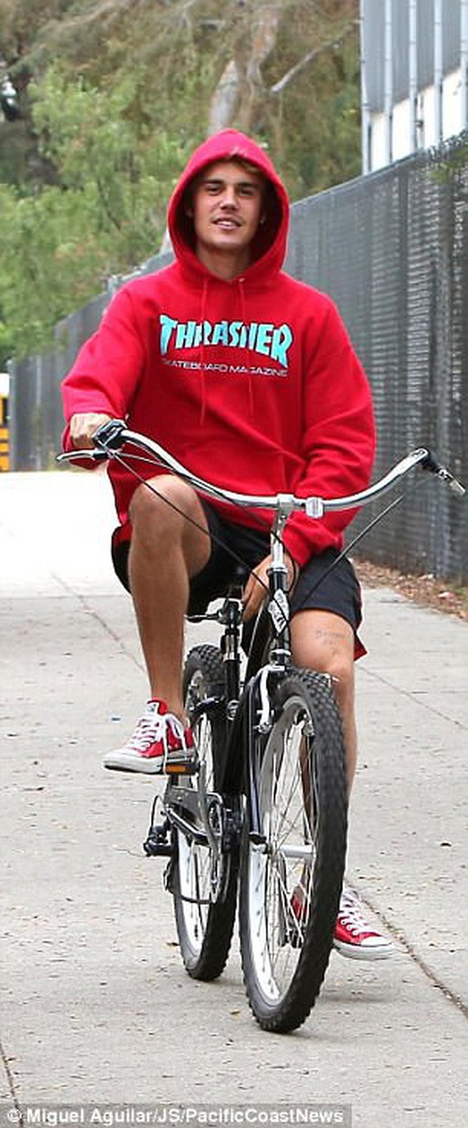 On a cycling date together, Justin - Selena are a beautiful and cute couple like they are filming a romantic movie - Photo 9.