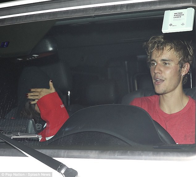Selena Gomez đến cổ vũ Justin Bieber chơi hockey và mặc cả áo của bạn trai - Ảnh 9.