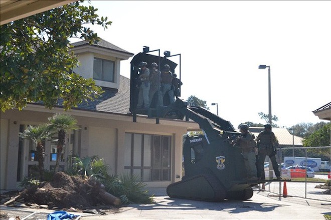 Chiêm ngưỡng chiếc xe bọc thép chuyên dụng để chống khủng bố của đặc nhiệm SWAT - Ảnh 8.
