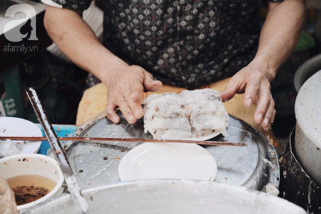 Hàng bánh cuốn già bằng cả đời người, 70 năm tuổi trên phố Thụy Khuê, từ thời bao cấp vẫn giữ giá 10 nghìn/đĩa đầy - Ảnh 9.