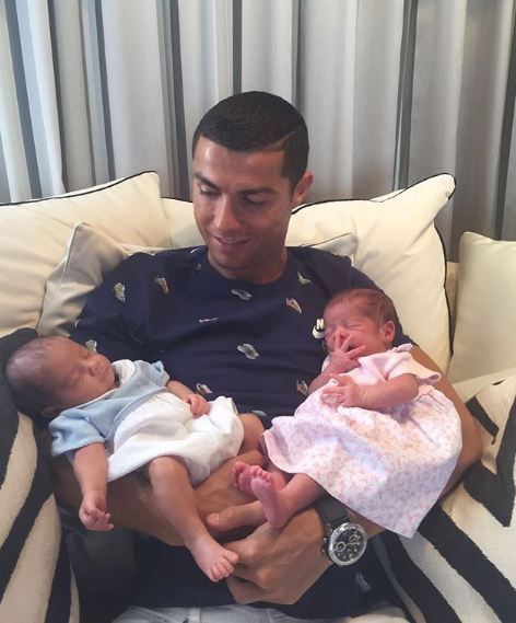 Những khoảnh khắc ngọt ngào của Ronaldo bên các con - Ảnh 9.