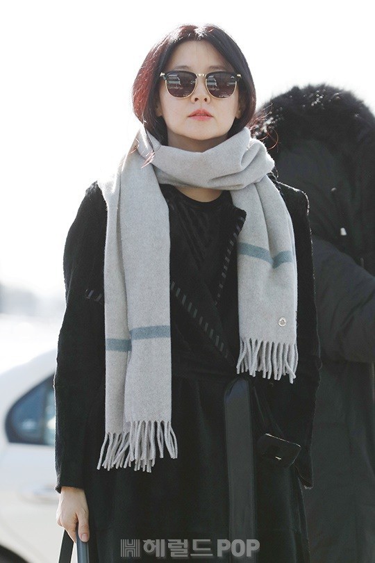 Sân bay MAMA Hồng Kông: Song Joong Ki tiều tụy bất ngờ, bà hoàng Lee Young Ae, EXO cùng dàn siêu sao đổ bộ - Ảnh 9.