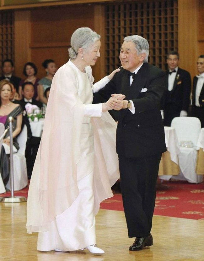 Nhà vua và Hoàng hậu Nhật Bản, mối tình hoàng tộc - thường dân, 60 năm đến đầu bạc và vẫn muốn yêu mãi mãi - Ảnh 9.