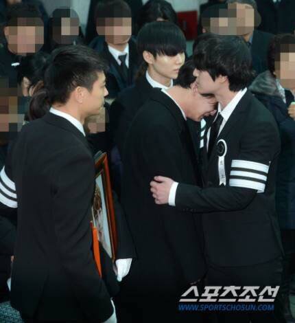 Các thành viên SHINee gục khóc trong giờ đưa linh cữu Jonghyun đến nơi an nghỉ cuối cùng - Ảnh 9.