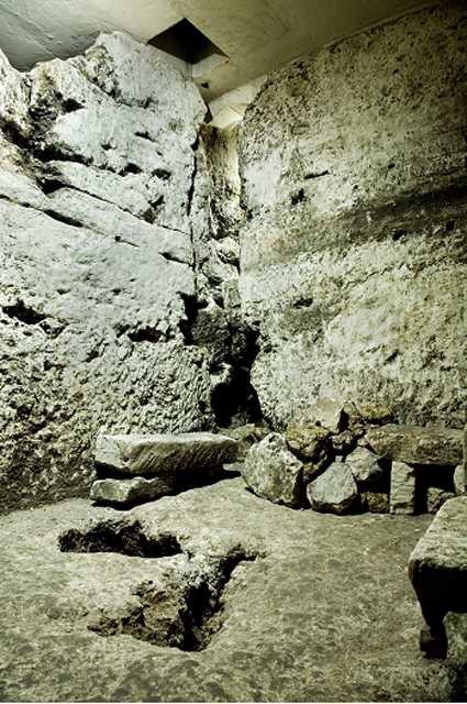 Sửa nhà vệ sinh cũ, người đàn ông phát hiện cả một kho tàng lịch sử vô giá từ hàng thế kỷ trước - Ảnh 9.