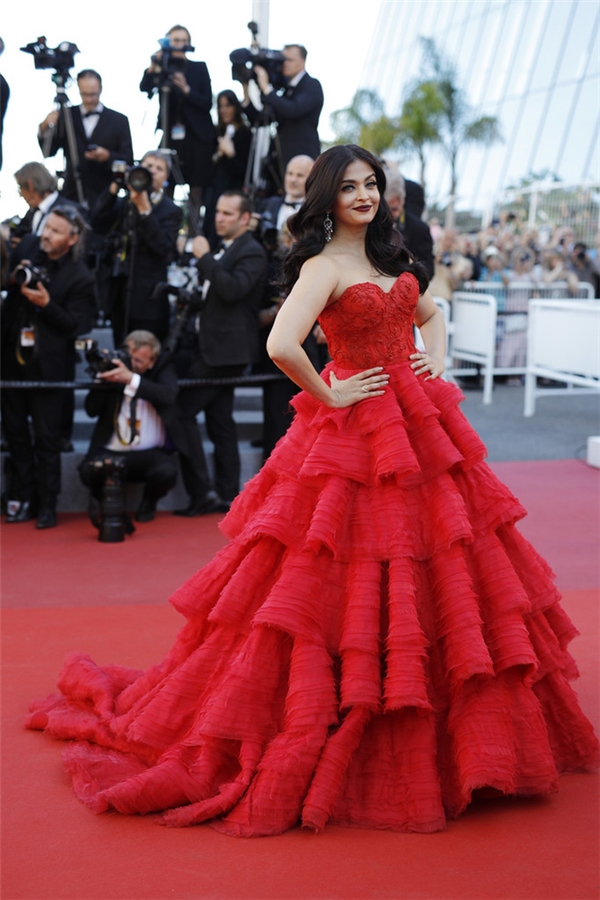 Hành trình 16 năm hóa nữ thần thảm đỏ Cannes của Hoa hậu Aishwarya Rai - Ảnh 44.