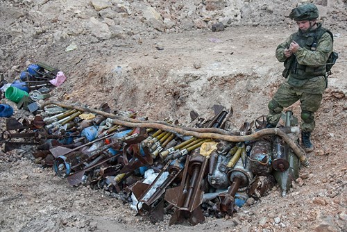 Công binh Nga cày xới từng mét đất Aleppo - Ảnh 9.