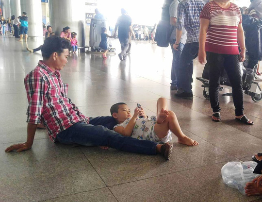 Chen nhau đón người thân tại sân bay Tân Sơn Nhất - Ảnh 10.