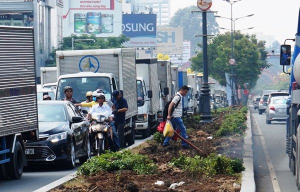 Giao thông cửa ngõ Tân Sơn Nhất hỗn loạn trong ngày đầu phân luồng - Ảnh 9.