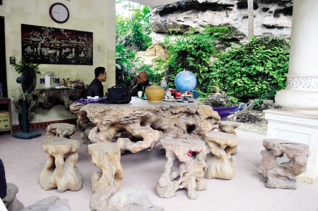 Bộ bàn ghế ngàn tuổi giá chục tỷ đại gia Việt săn lùng - Ảnh 10.