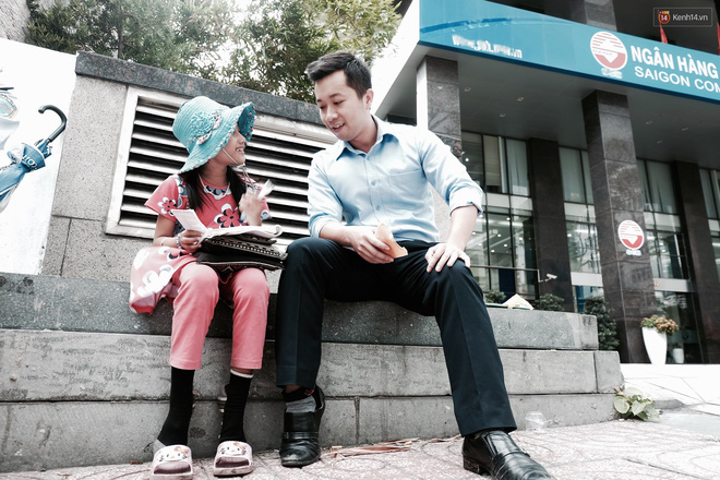 Anh nhân viên ngân hàng dành giờ nghỉ trưa mỗi ngày để dạy chữ cho cô bé vé số ngay trên vỉa hè Sài Gòn - Ảnh 10.