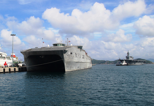 Cận cảnh tàu hải quân Nhật, Mỹ thăm Cam Ranh - Ảnh 10.