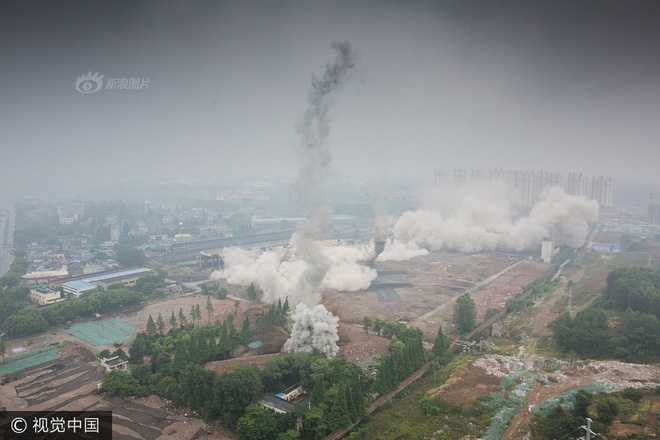 Trung Quốc phá dỡ nhà máy nhiệt điện, cả ngọn tháp cao bằng tòa nhà 60 tầng đổ sập trong vài giây ngắn ngủi - Ảnh 11.