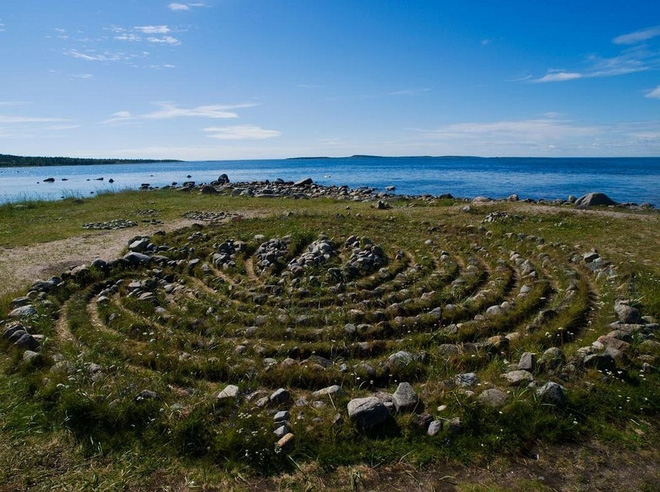 Bí ẩn những mê cung bằng đá khổng lồ nằm giữa hòn đảo nhỏ - Ảnh 9.
