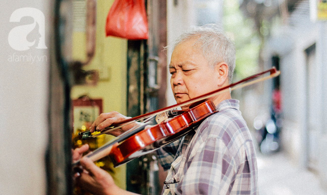 Giữa Hà Nội mùa nắng cháy, quán ốc của ông chủ tay bưng khay, tay kéo violin vẫn nườm nượp khách - Ảnh 10.