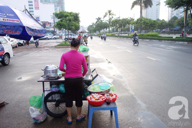 Chị bán bánh ướt lề đường dễ thương nhất Sài Gòn: Buồn hay vui cũng hết một ngày, thôi chọn vui cho sướng - Ảnh 9.